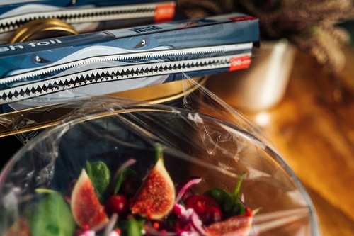 Folia aluminiowa i spożywcza bez tajemnic. Jak ich używać bezpiecznie i skutecznie